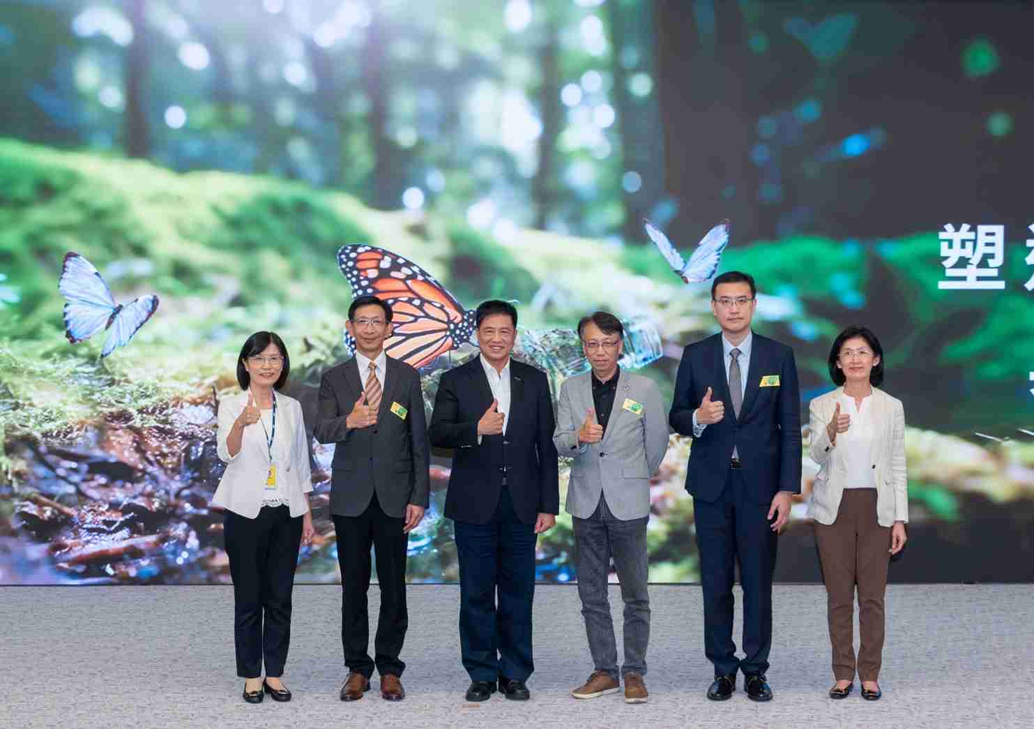 友達2023 CSR共榮大會，，，邀請領域專家分享交流生物多樣性管理趨勢、、、無塑產品、、、海廢永續塑料等議題  （圖左到右：友達光電永續長古秀華、、、、3M台灣技術長陳君杰、、、友達光電董事長暨集團策略長彭双浪、、、光寶科技企業永續發展處處長陳慶暉、、安永聯合會計師事務所執業會計師曾于哲、、、、友達光電供應鏈總部副總經理吳宜芳）