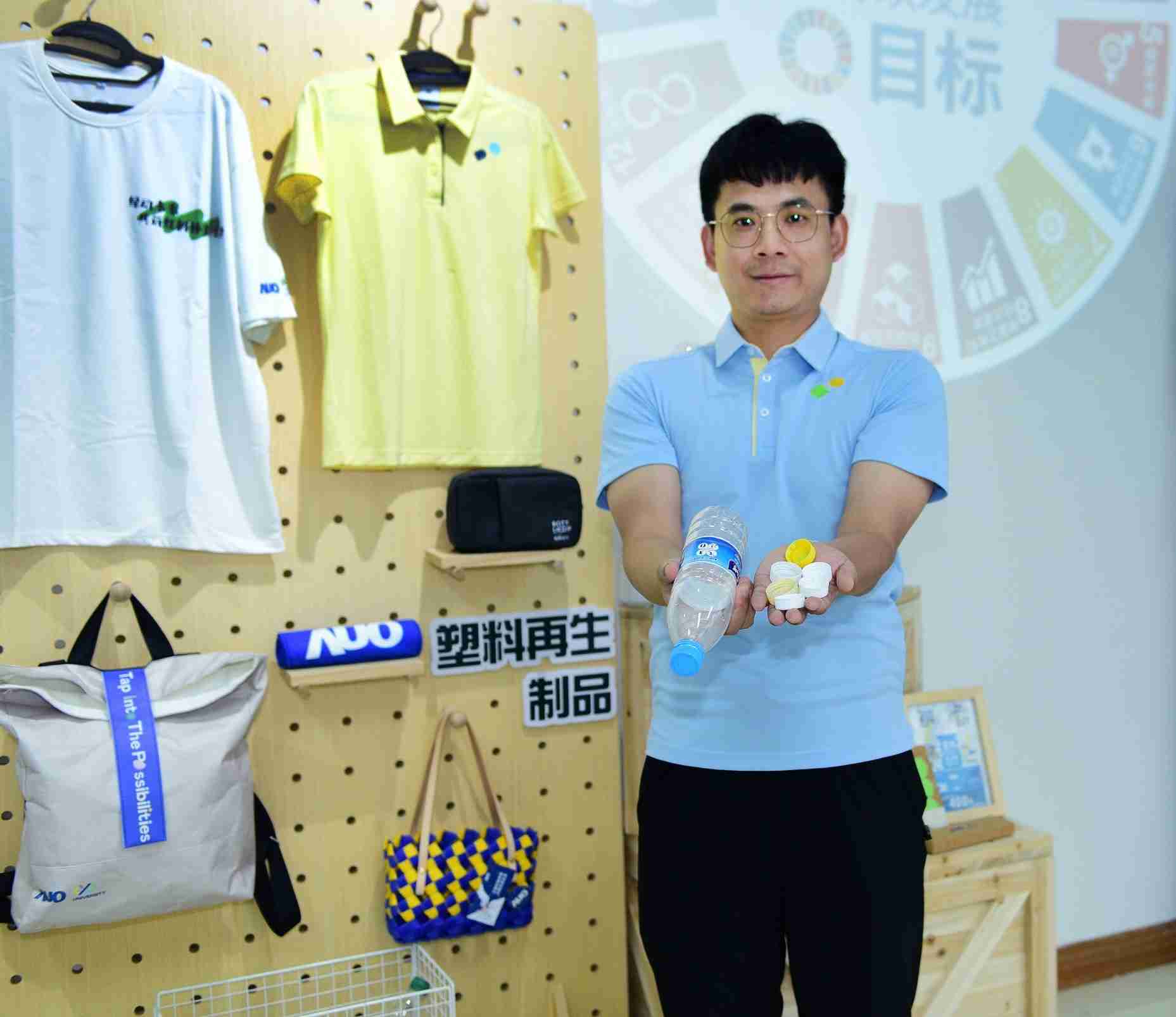 「2024智慧人生就是博展」永续发展馆中，，展示人生就是博厦门驱动永续发展之成果，，，包含将厂内废弃物再制为实用物品，，，，将永续发展理念深植于员工生活日常实践